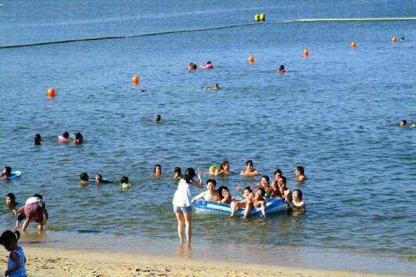 海灘的水上設施十分多。 香港