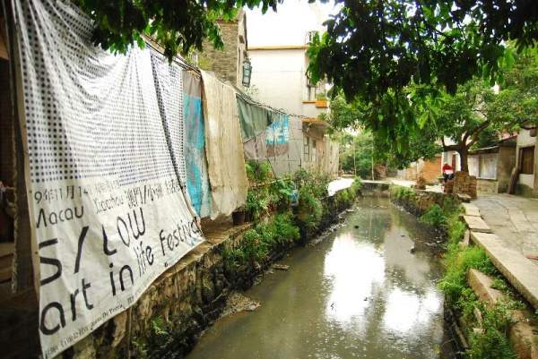 溪畔的一幅幅畫布為小洲村添上一份藝術色彩。 廣州