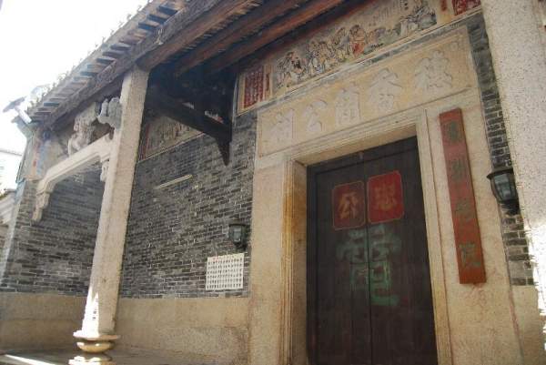 小洲村內有不少宮廟祠堂,當中較著名的有簡氏大宗祠、天后宮與玉虛宮。 廣州