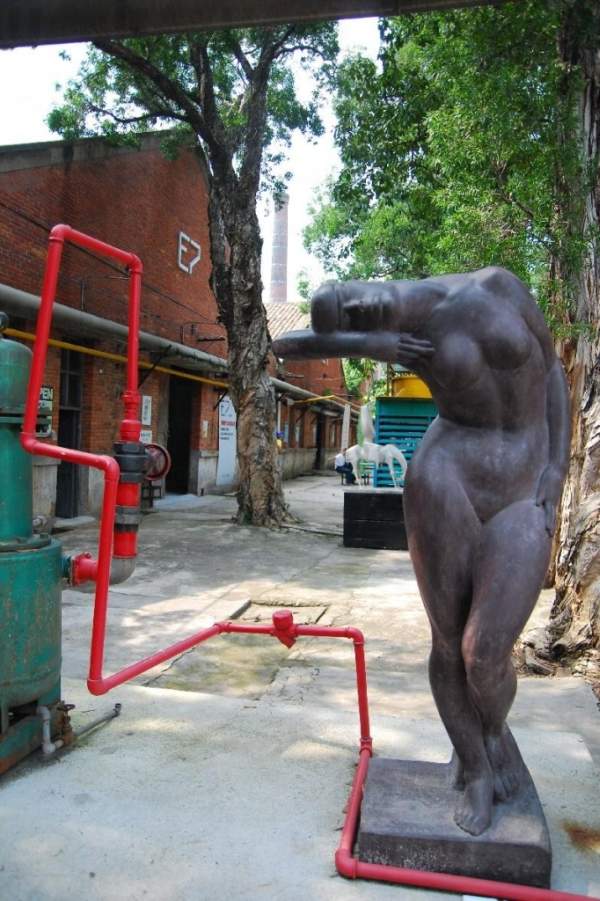 機器不動了,卻化作雕塑的一部分,有點化作春泥更護花的意味。 廣州