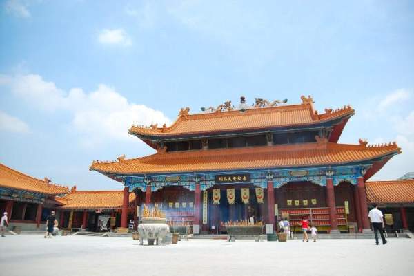 祠內各殿均用了升高建築的方式,使大殿的外觀更顯宏偉,與天相接。<br /> 廣州