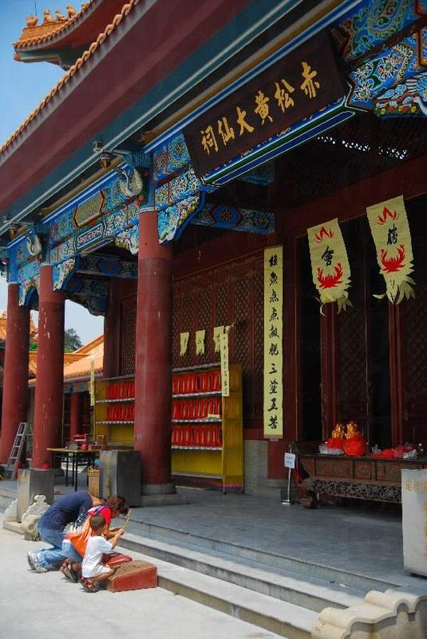 無論男女老幼,走到殿前都紛紛跪下表示敬意。 廣州