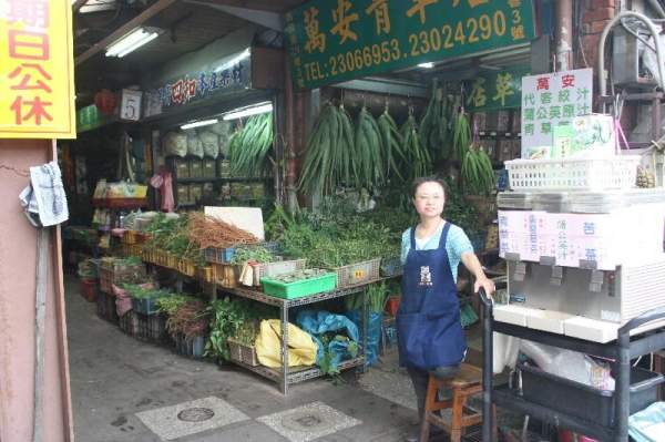 可別小覤了這條全台灣最短窄的舊巷,當中可是匯集了百多種台灣地道草藥! 台北