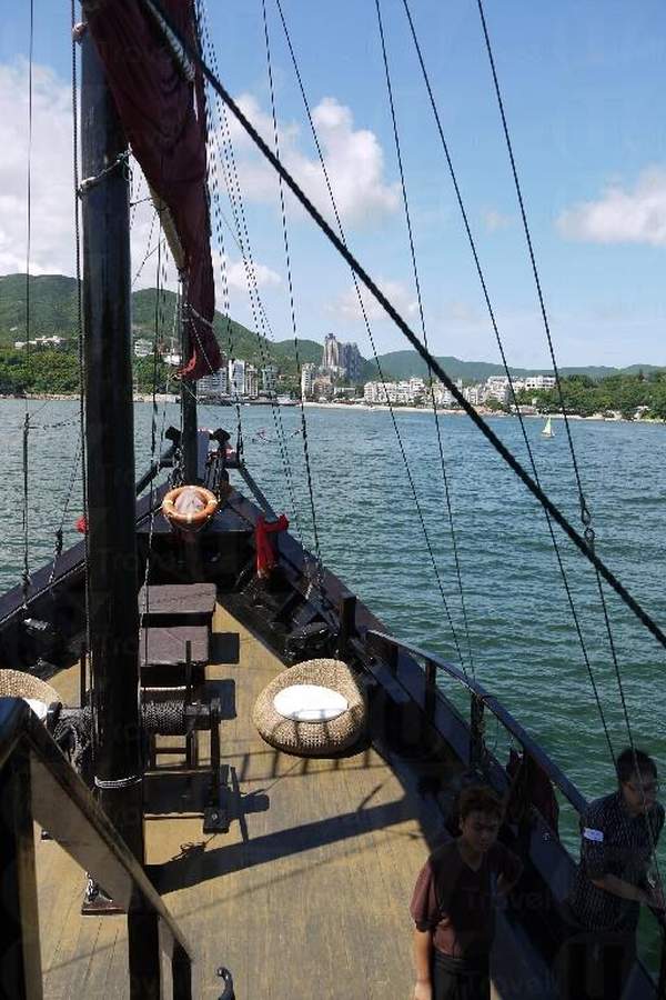 即使是好天氣,船身亦會不期然晃動。 香港