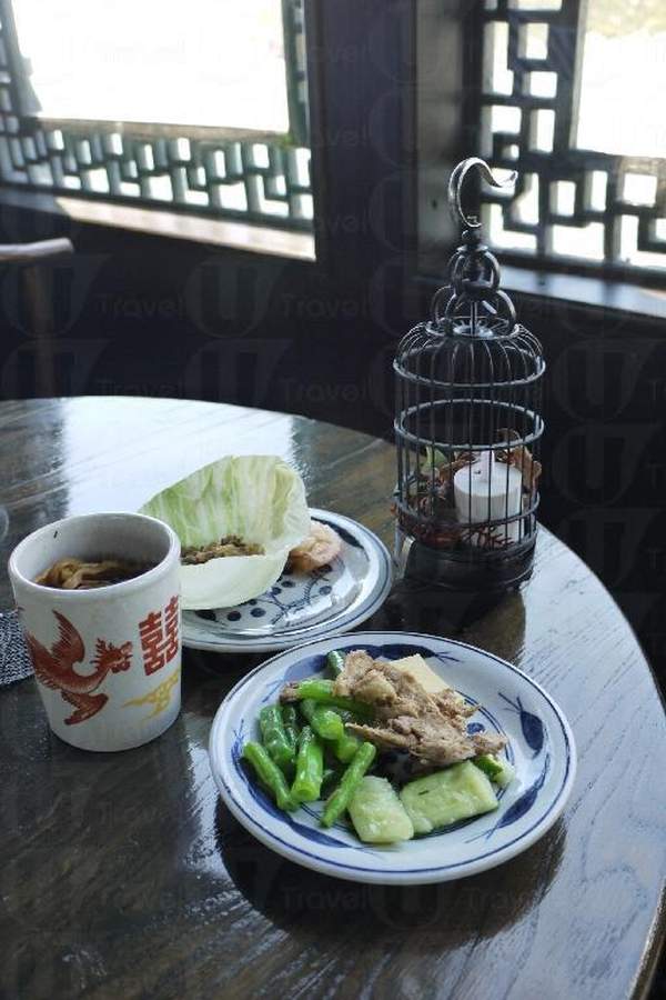 呷一口凍飲或到下層品嚐中式精緻點心,十分寫意。 香港