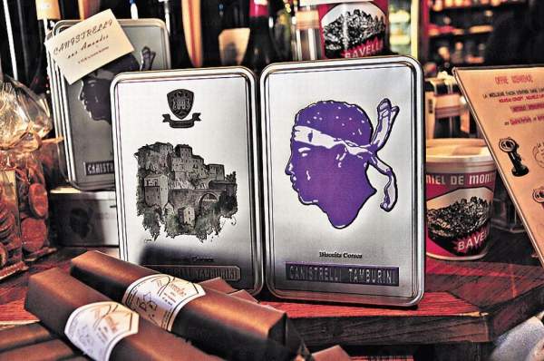 科西嘉人就用這個紮着白色頭帶的摩爾女人象徵爭取自由,成為當地的標誌。 科西嘉島