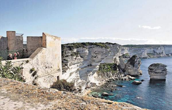 科西嘉島的南部海濱小城 Bonifacio。 科西嘉島