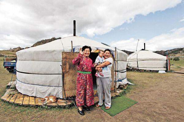 特勒吉國家公園內有一排排白色的蒙古包供旅客下榻,並由當地的蒙古人招待。 中國其他