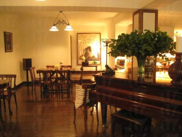 一進入咖啡館,就是一座三角鋼琴,琴上更放有一大束茉莉花,氣氛優雅。 台北