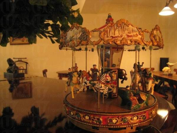 鋼琴上另有一個旋轉木馬音樂盒,有客人以這個音樂盒作了一首歌。 台北