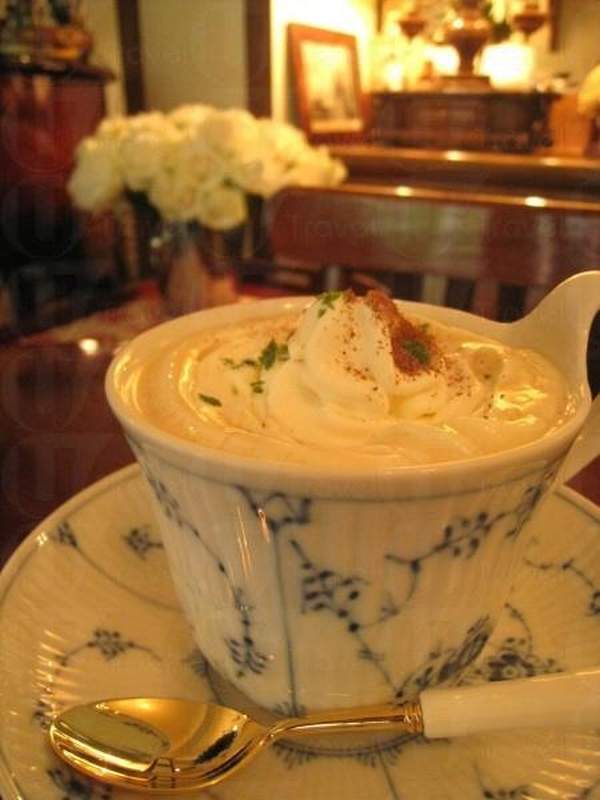 布拉格咖啡(新台幣 $250 ),香濃的咖啡加入了肉桂、檸檬皮以及鮮即忌廉,入口醇香夾雜檸檬的清新。 台北