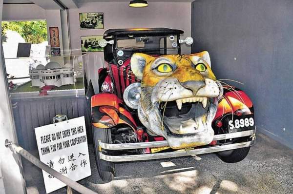 虎豹別墅屬胡氏兄弟的住宅,此虎頭車正屬宣傳胡氏所產的藥油,甚為怪誕。 新加坡