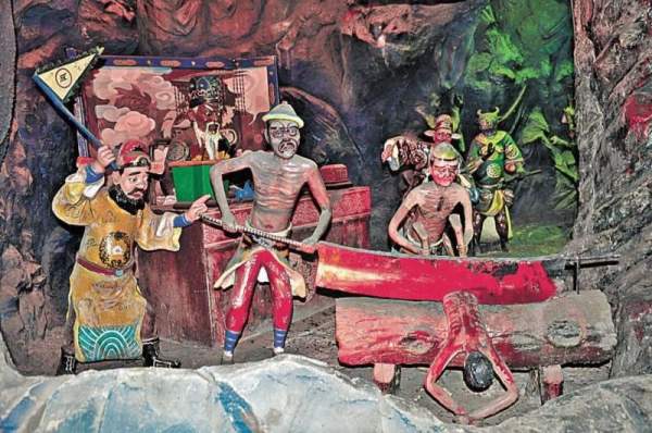 此乃虎豹別墅著名的「十八層地獄」,當中的刀鍘人身立體具像,意像與迪士尼的天轅地轍。 新加坡