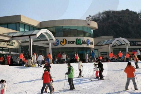 度假村將會在 10/11 年的季節加建樓高 3 層的 J.park,當中設備完善。(相片來源:芝山森林度假村) 利川市