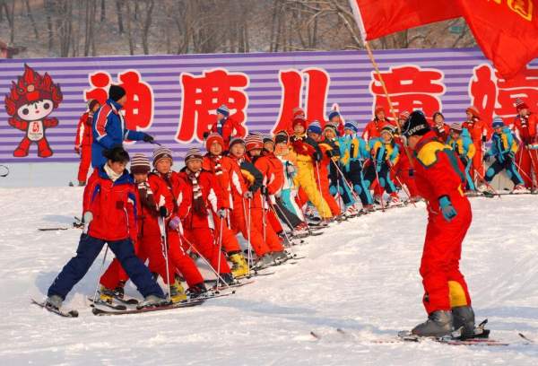 正在學習滑雪的小朋友步伐相當一致。 哈爾濱