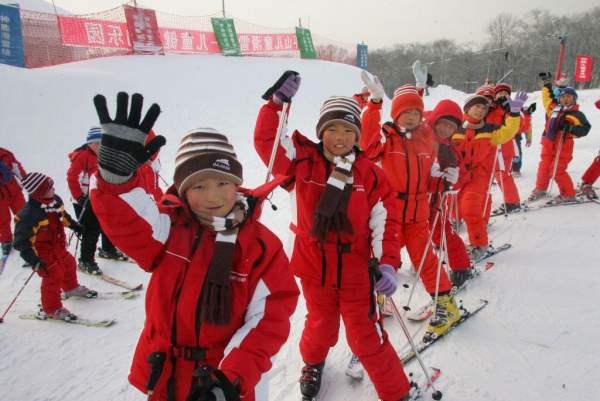 第一次滑雪的小朋友玩得相當高興。 哈爾濱