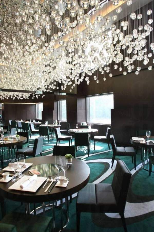 充滿華麗氣派的燈飾裝置及玻璃球吊飾。 香港