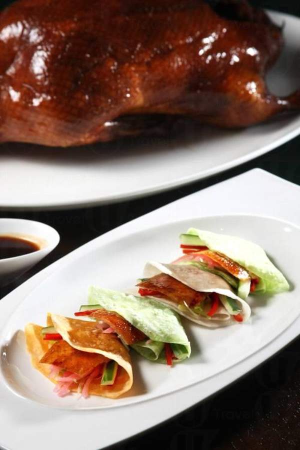 北京片皮鴨配三色薄餅。 香港