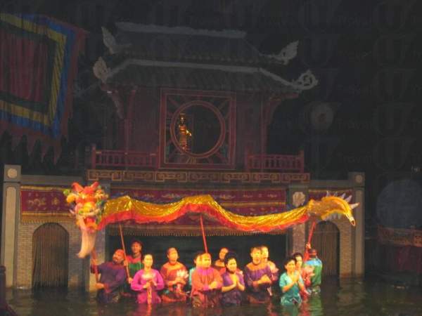 演出完畢後躲在布景後的表演者出來謝幕。(相片來源:越南航空) 河內市