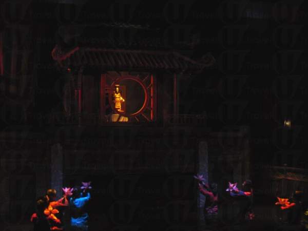 劇中有時會有表演者親身上陣表演。(相片來源:越南航空) 河內市