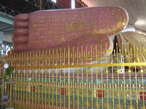 佛足除有各螺旋狀與輪狀外,中心亦有蓮花和法輪圖案。其中佛足圖案的數字 ( 1 + 0 + 8 = 9 ) 於緬甸有吉祥之意。(相片來源:越南航空 Carol) 仰光