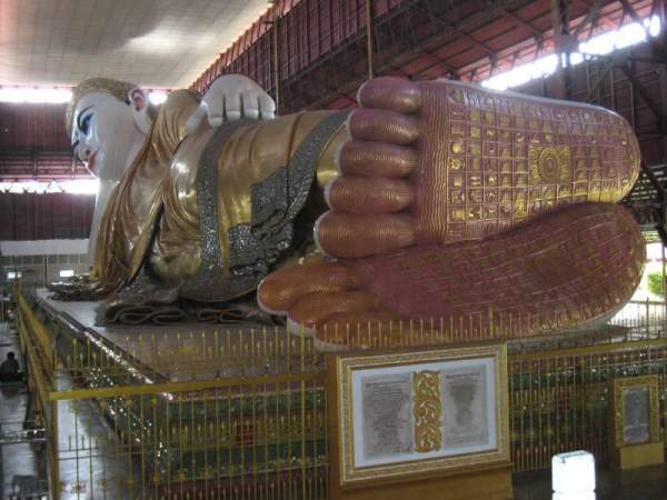 聞說臥佛的最佳取景點是在佛足對面的台階之上。(相片來源:越南航空 Carol) 仰光