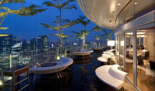 位於金沙空中花園 57 樓,可盡覽濱海灣夜色。 新加坡