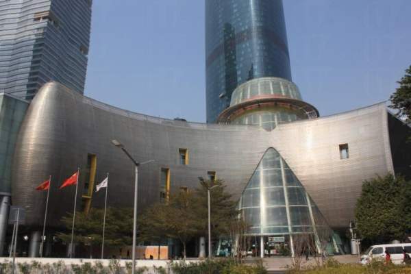 少年宮以銀色的金屬材料建成,而整座建築物則呈倒臥的「K」字形。 廣州