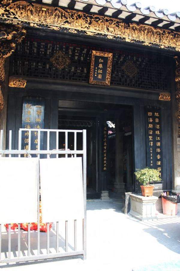 仁威廟的大門外貌,從廟宇的頂部可見它流露著中國傳統的建築藝術。 廣州