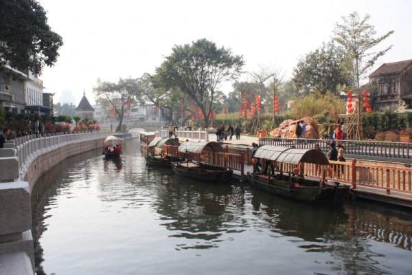 昔日荔灣涌艇家以魚肉、豬皮、魷魚、涌水等材料熬成的米粥,原來就是艇仔粥的源起。 廣州