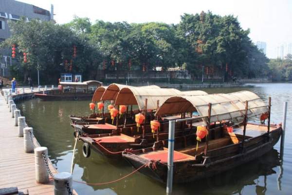 以小艇代步,遊覽整個荔灣涌只須 38 大元,並可飽覽昔日羊城名景的風光。 廣州