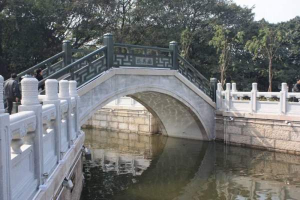 小艇會行經德興橋、大觀橋、至善橋、永寧橋、龍津橋 5 個石穚,配以附近的文塔,就構成中國「一橋一塔」的造景特色。 廣州