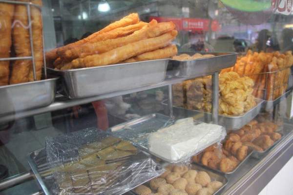 炸物由廚房的大玻璃展示出來,炸物新鮮製作的樣子是店舖的生招牌。 澳門
