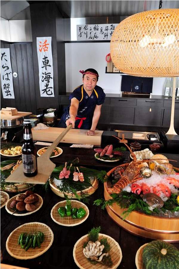 廚師專注地製作爐端燒。 香港