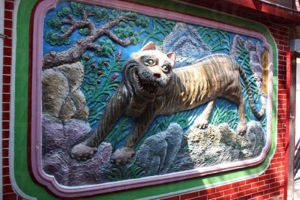 大殿中的白虎在日曬雨淋下有點褪色。 香港