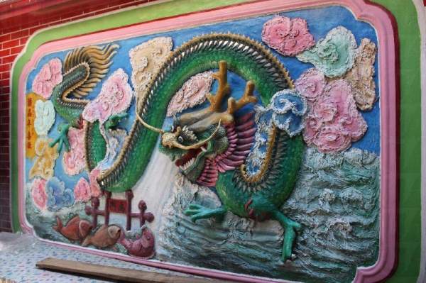 青龍背上的鱗片閃閃生輝,氣勢十足。 香港