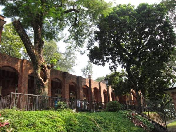 理民府的建築以紅磚及花崗石砌成主要結構。 香港