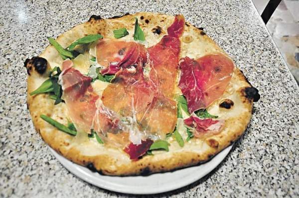 Margherita Pizza上加Parma火腿,一客 5 歐元。 那不勒斯