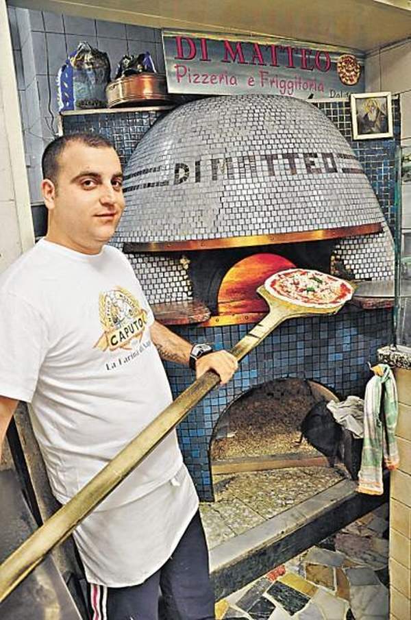 爐外層以瓷磚堆砌而成,有點心思。 那不勒斯