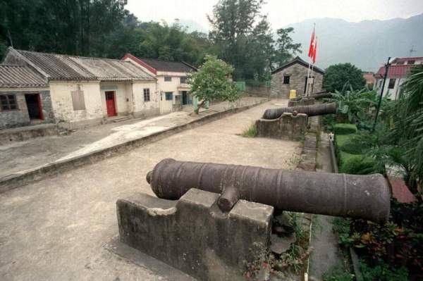 炮台上昂然立著六杖大炮,時至今日仍氣勢逼人。 香港