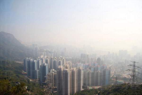 從獅子山上遠眺,可俯瞰九龍半島的景色,天氣好的話,更可看到香港島北部。 香港