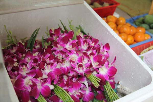 城南道兩旁的雜物鋪放滿奉神用的花串。 香港