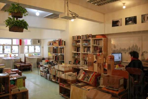 店內充滿書卷氣息。<br /> 香港