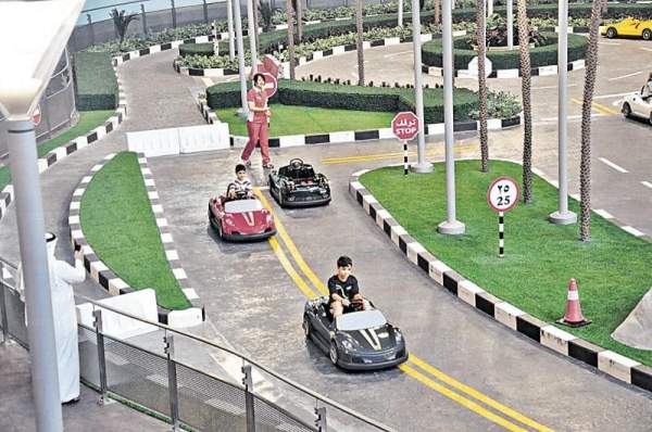 園內當然也有適合小朋友使用的設備,如可以駕駛小型氣車的 Ferrari Driving School。 阿布札比