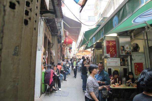 士丹利街的一眾大牌檔經常迫得水洩不通,可見其「味」力驚人。 香港