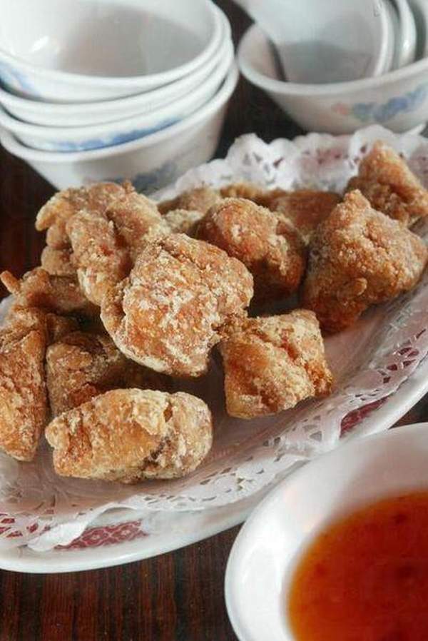 陳泗記的南乳炸骨用經醃製過的排骨,配以南乳汁下鑊油炸成,香脆可口。 香港