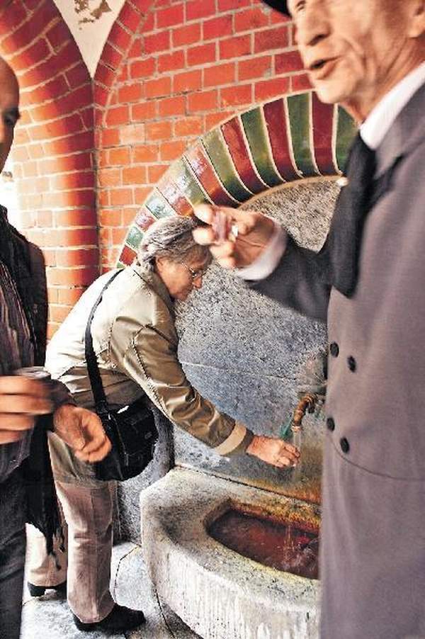 遊人聚集在麵包匠噴泉,為一嘗著名的鹹礦泉水 — 好鹹!醒晒。 威斯巴登