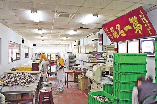 陳金福「名記貢糖」的工場,讓人可了解貢糖的搗餡、敲打、壓平、切塊、包裝等工序。(相片來源:劉健雄) 金城鎮