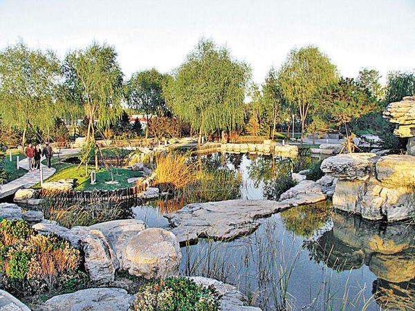海淀公園有各式各樣的泉池、柳木、假山,令公園更具詩情畫意。(相片來源:馮柏偉、SLA 建築事務所) 北京