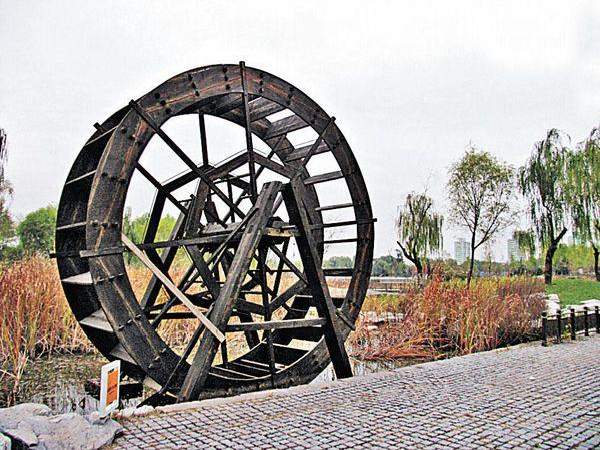 海淀公園的西部以稻田設計為主,並納入水車、茅草亭等擺設。(相片來源:馮柏偉、SLA 建築事務所) 北京